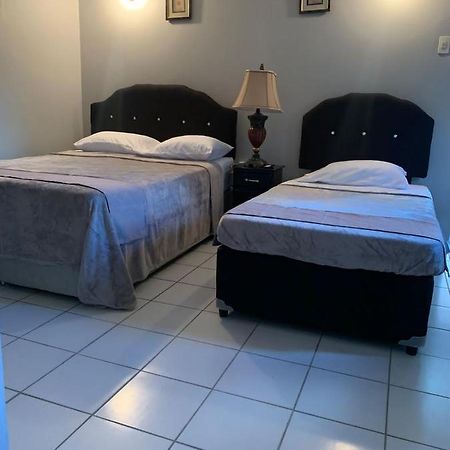 Derick'S Inn Piarco 外观 照片