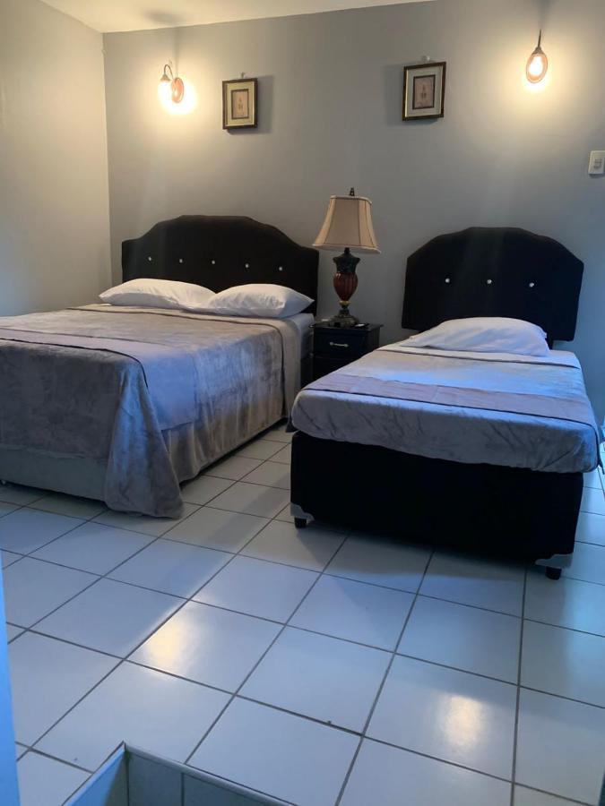 Derick'S Inn Piarco 外观 照片