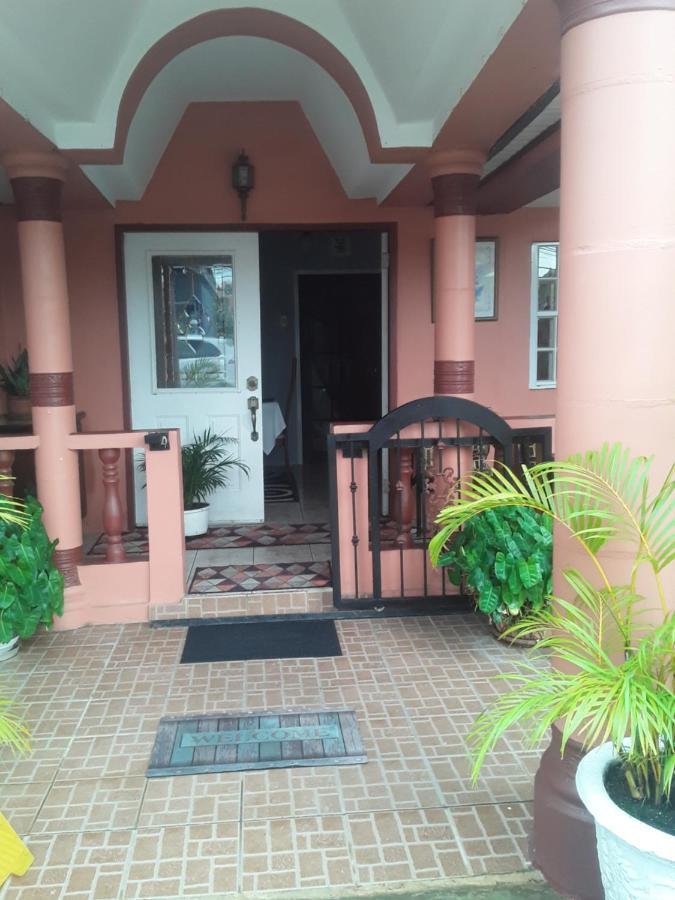 Derick'S Inn Piarco 外观 照片