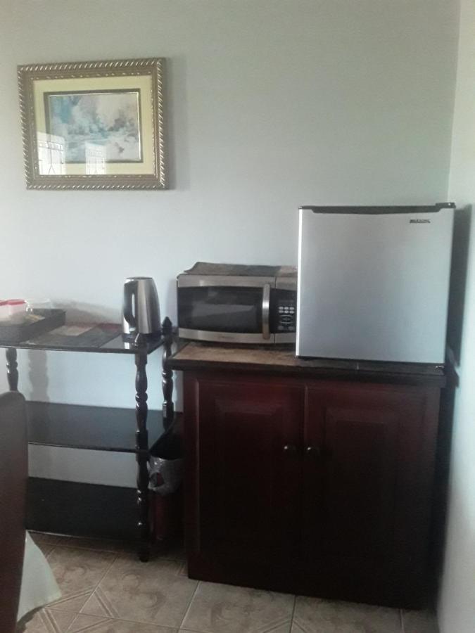 Derick'S Inn Piarco 外观 照片